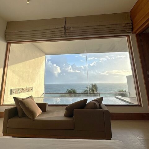 Suite with a sea-view lounge window